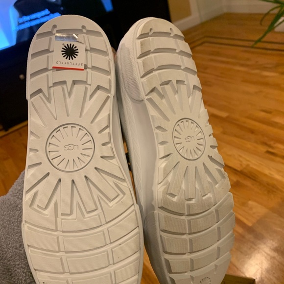 Brand new (only tried on) UGG ARIES SIZE W 6.5 - Picture 6 of 7